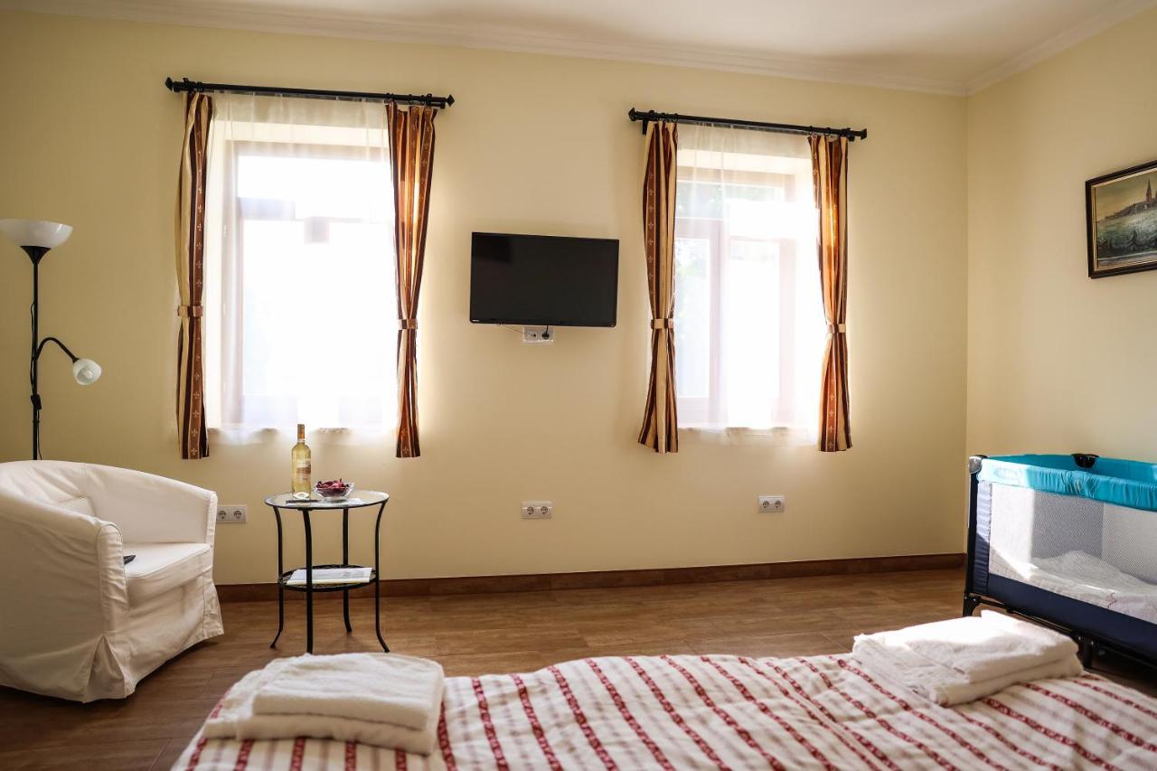 Szarvas Apartman - Jakuzzis Vendeghaz Many Hotel Екстериор снимка